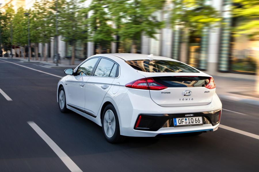  Hyundai IONIQ plug-in (AE) 2016 года  (фото 18 из 42)